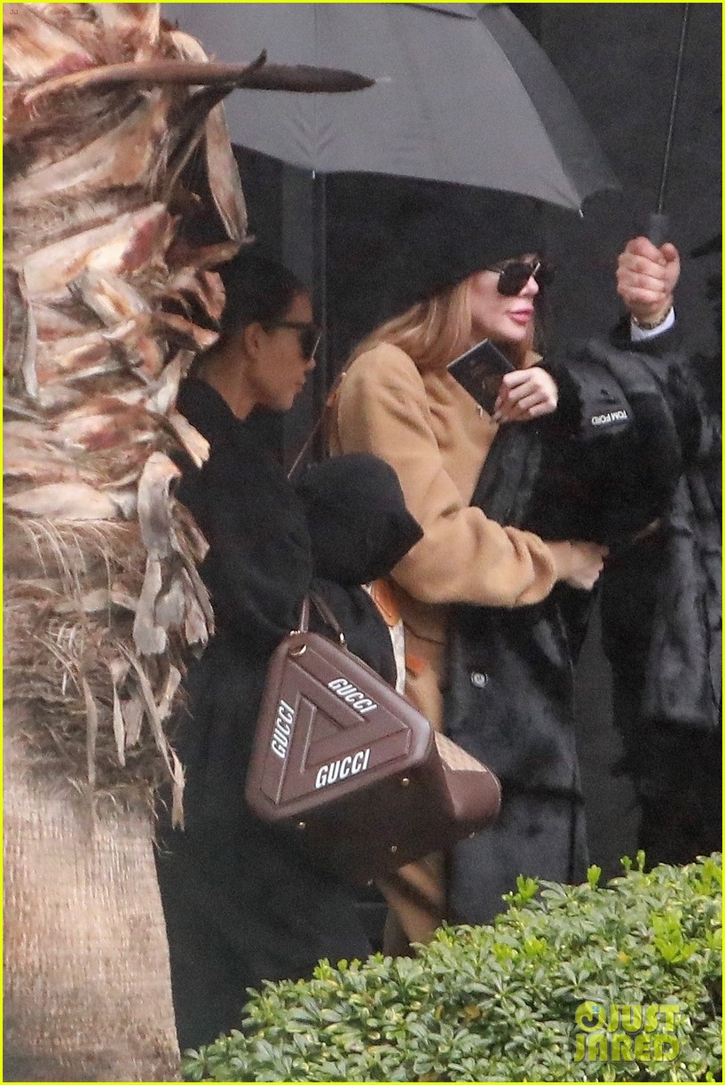 Khloe Kardashian Lands Back in LA With Sister Kim Following Tristan(02)