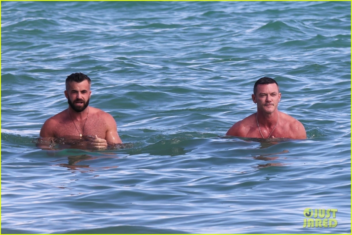 Luke Evans & Boyfriend Fran Tomas Enjoy a Beach Day Together in Miami