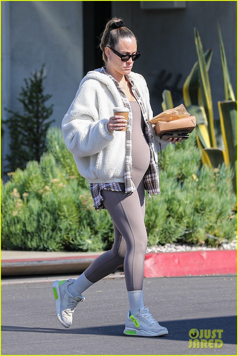 Peta Murgatroyd Shows Off Growing Baby Bump While Picking Up Breakfast(01)