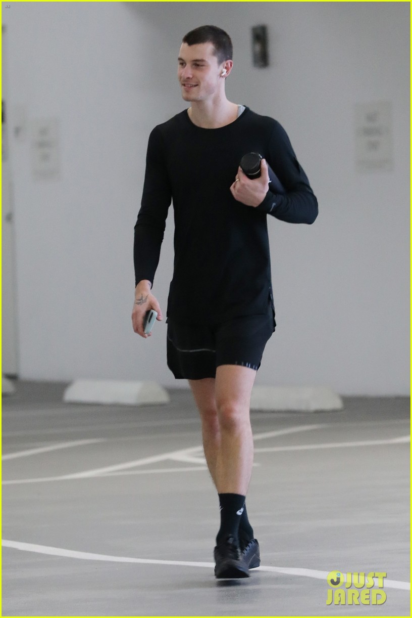 Shawn Mendes Shows Off His New Buzz Cut While Hitting the Gym Photo