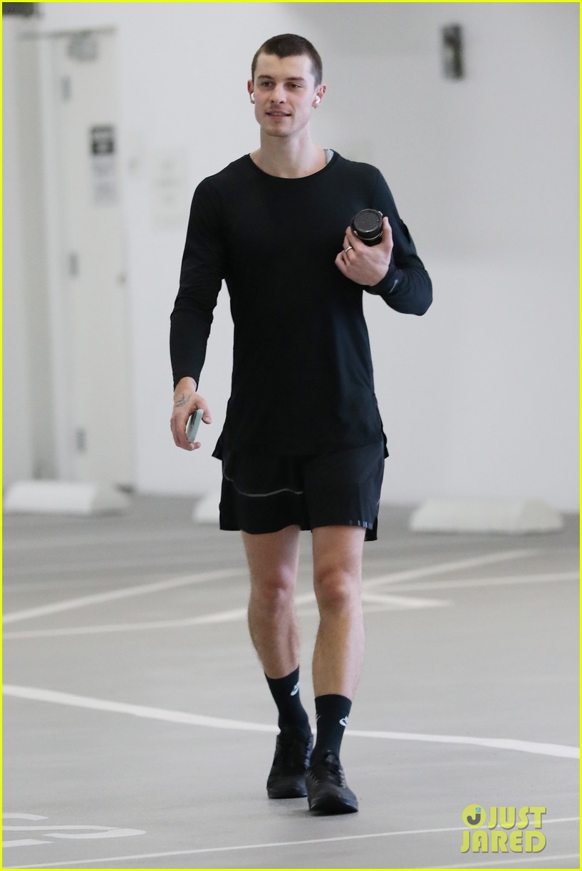Shawn Mendes Shows Off His New Buzz Cut While Hitting the Gym Photo