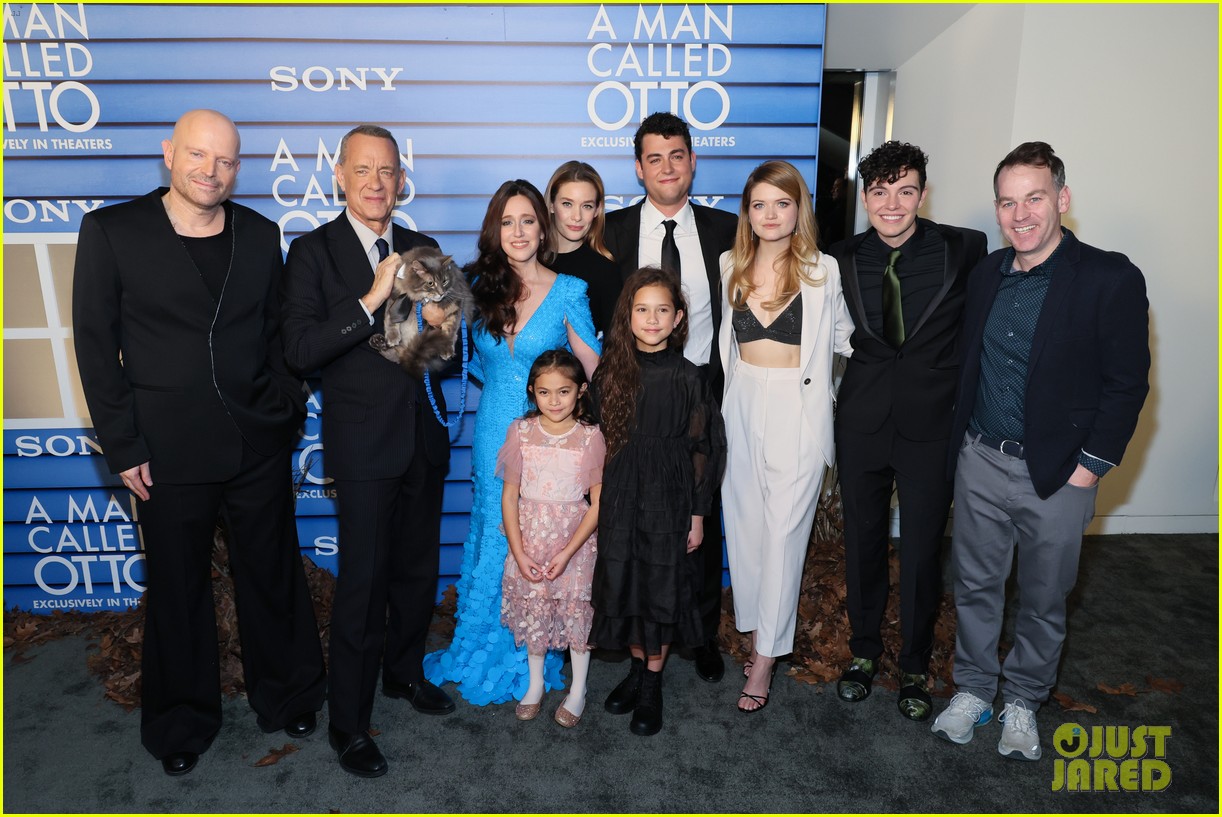 tom-hanks-poses-with-smeagol-the-cat-at-a-man-called-otto-screening