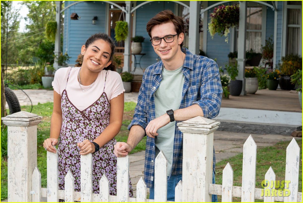 Alice Finds A Love Connection in 1999 in 'The Way Home's Newest Episode