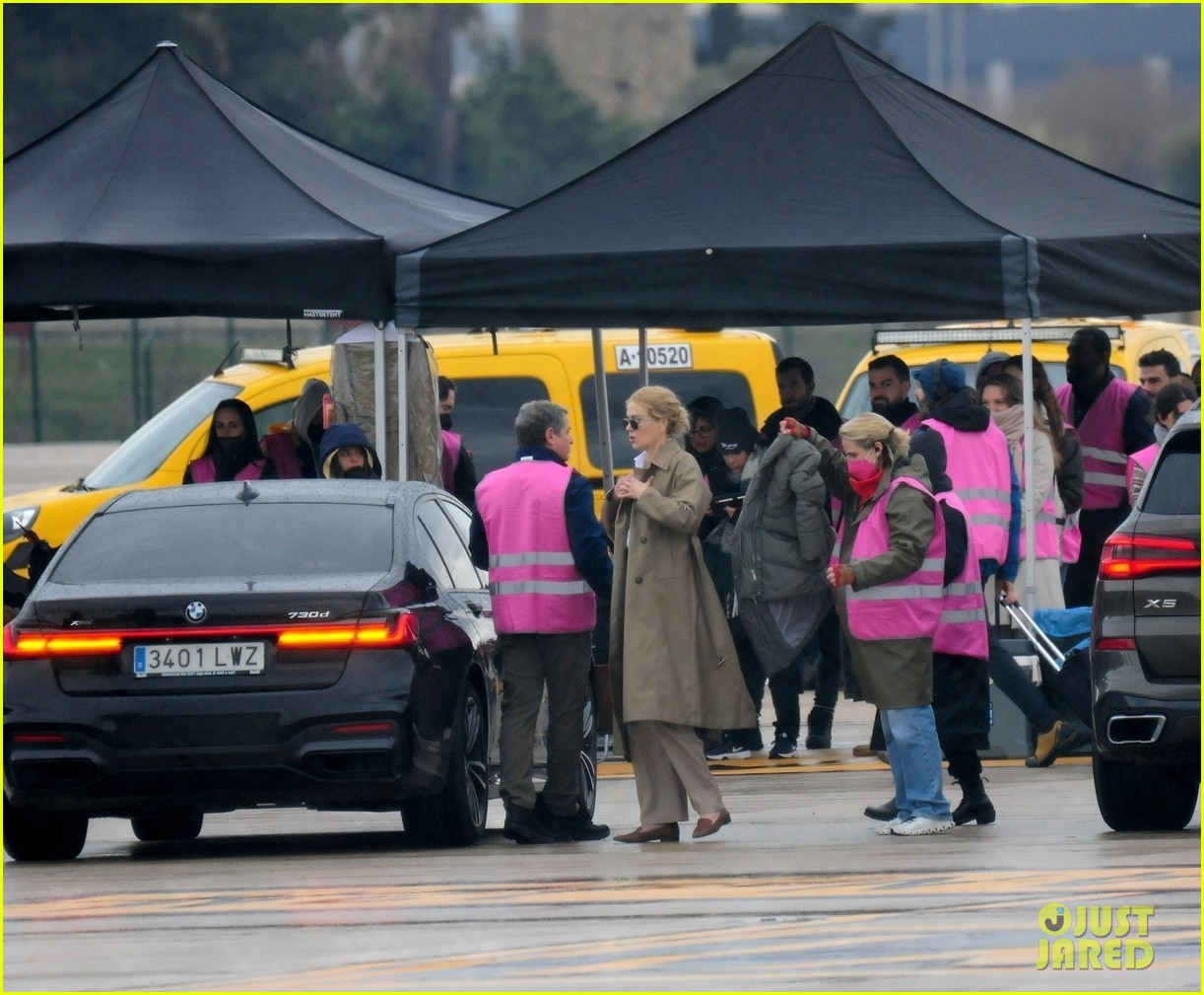 Nicole Kidman & Zoe Saldana Film Scenes for 'Lioness' at Airport in