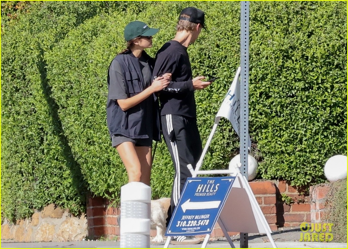 Austin Butler & Girlfriend Kaia Gerber go for a Stroll Days After Ex