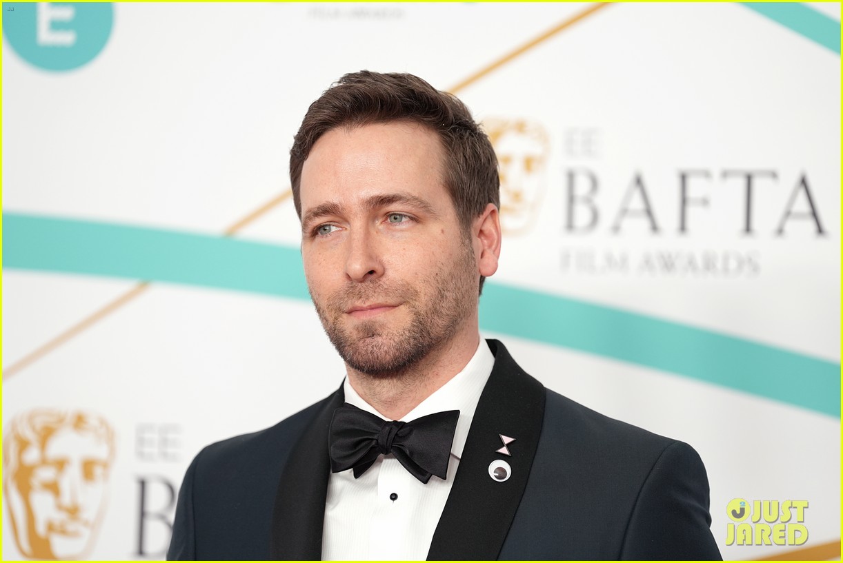 Why Are Celebrities Wearing Blue Ribbons at BAFTAs 2023? Meaning Explained Photo 4896719