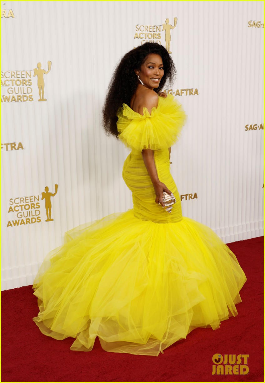 angela bassett yellow dress to sag awards 034899589