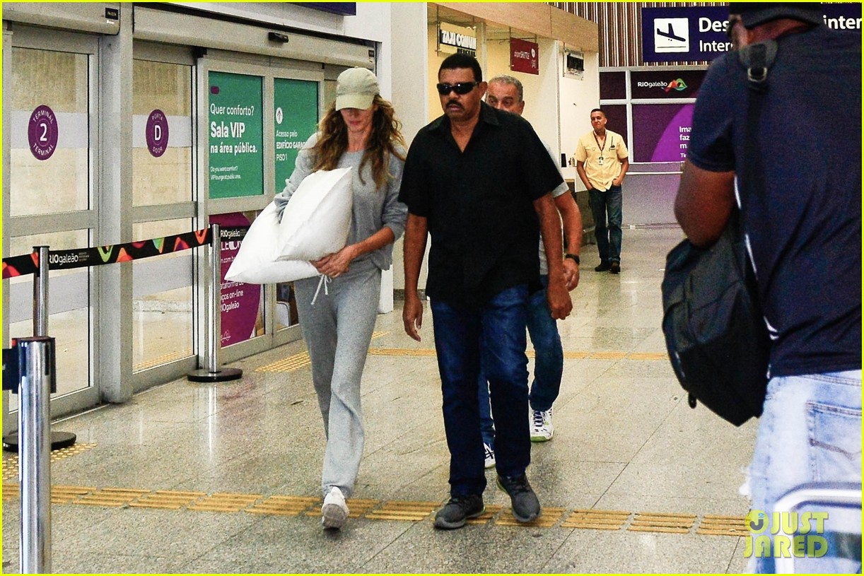 Gisele Bundchen Lands in Rio de Janeiro for Carnival Photo 4896427