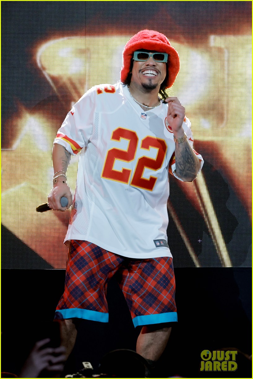 Anderson .Paak Brings Out Flavor Flav for Surprise Performance at Super