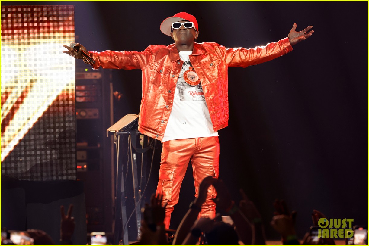 Anderson .Paak Brings Out Flavor Flav for Surprise Performance at Super