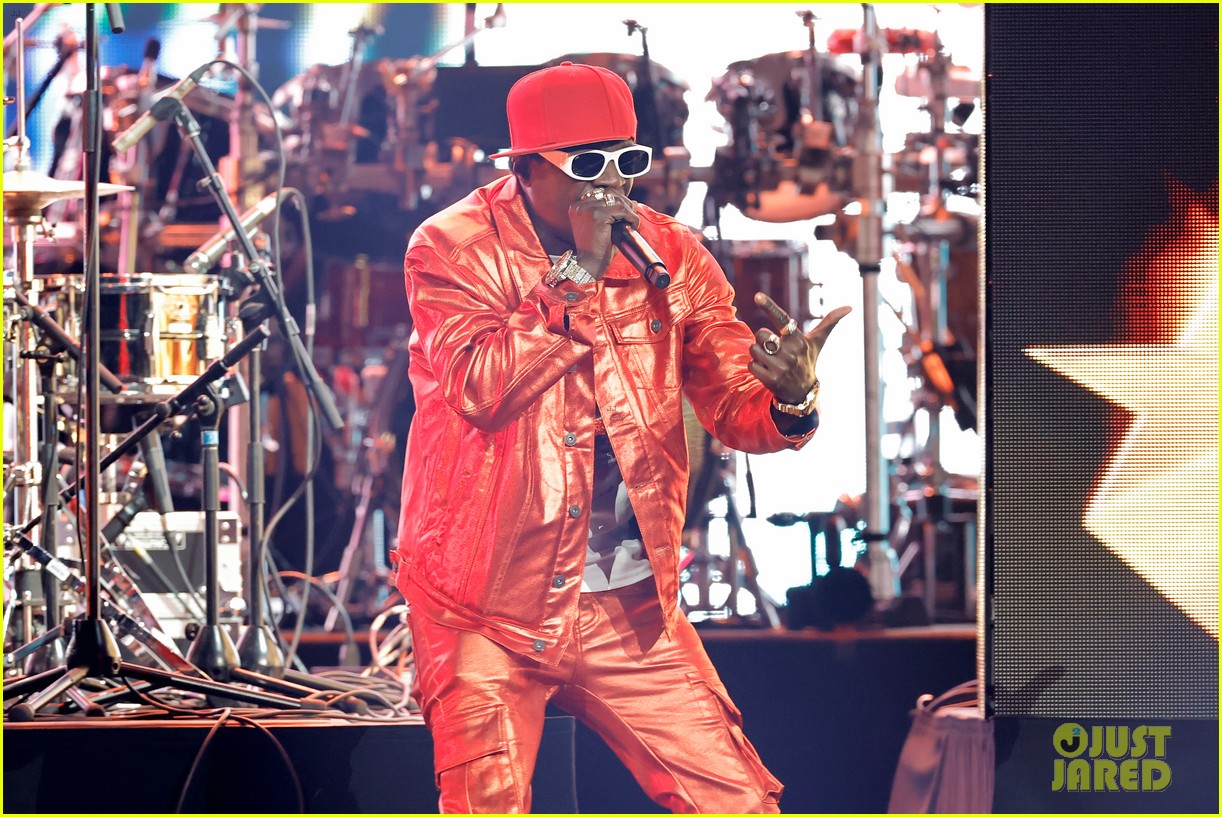 Anderson .Paak Brings Out Flavor Flav for Surprise Performance at Super