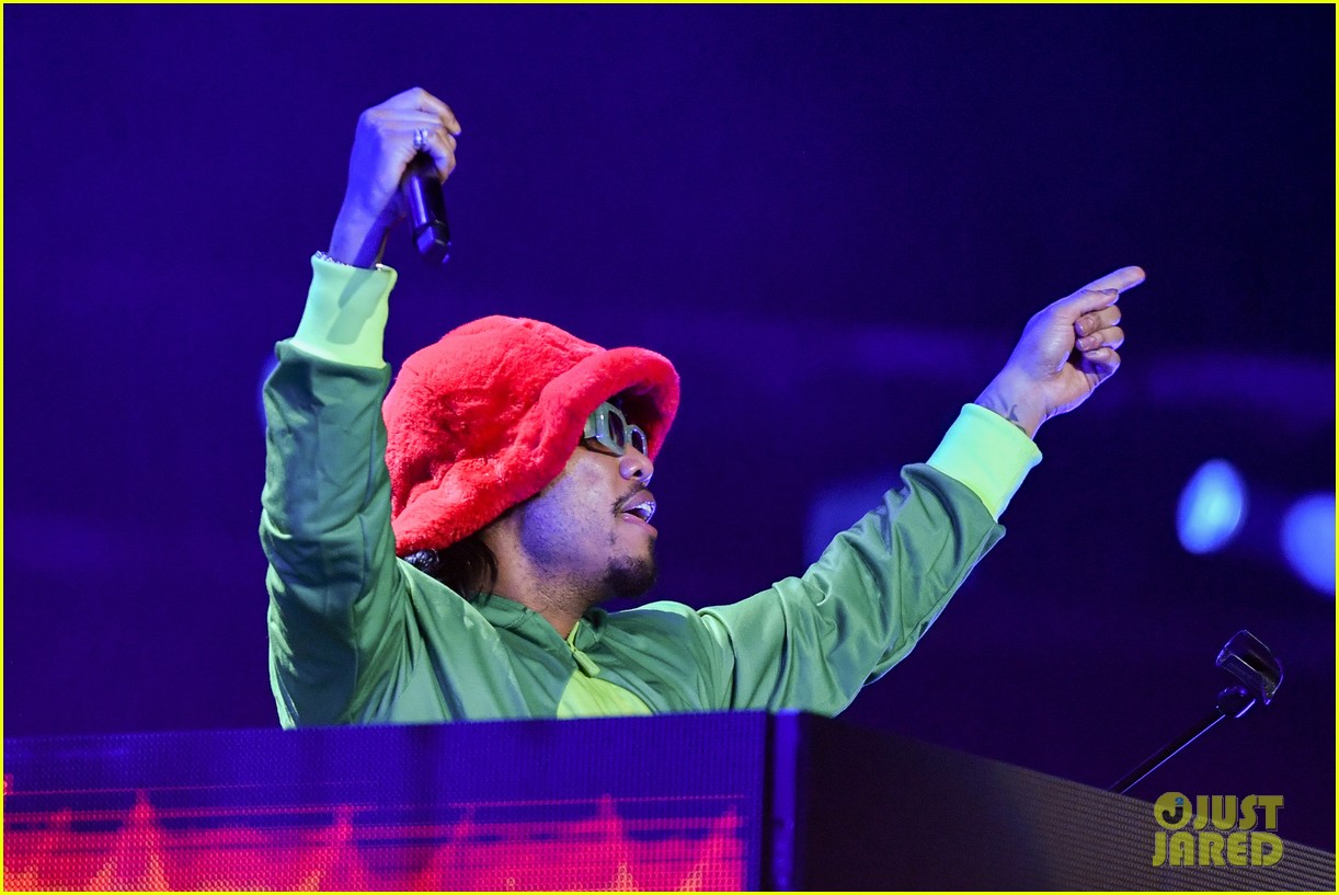 Anderson .Paak Brings Out Flavor Flav for Surprise Performance at Super