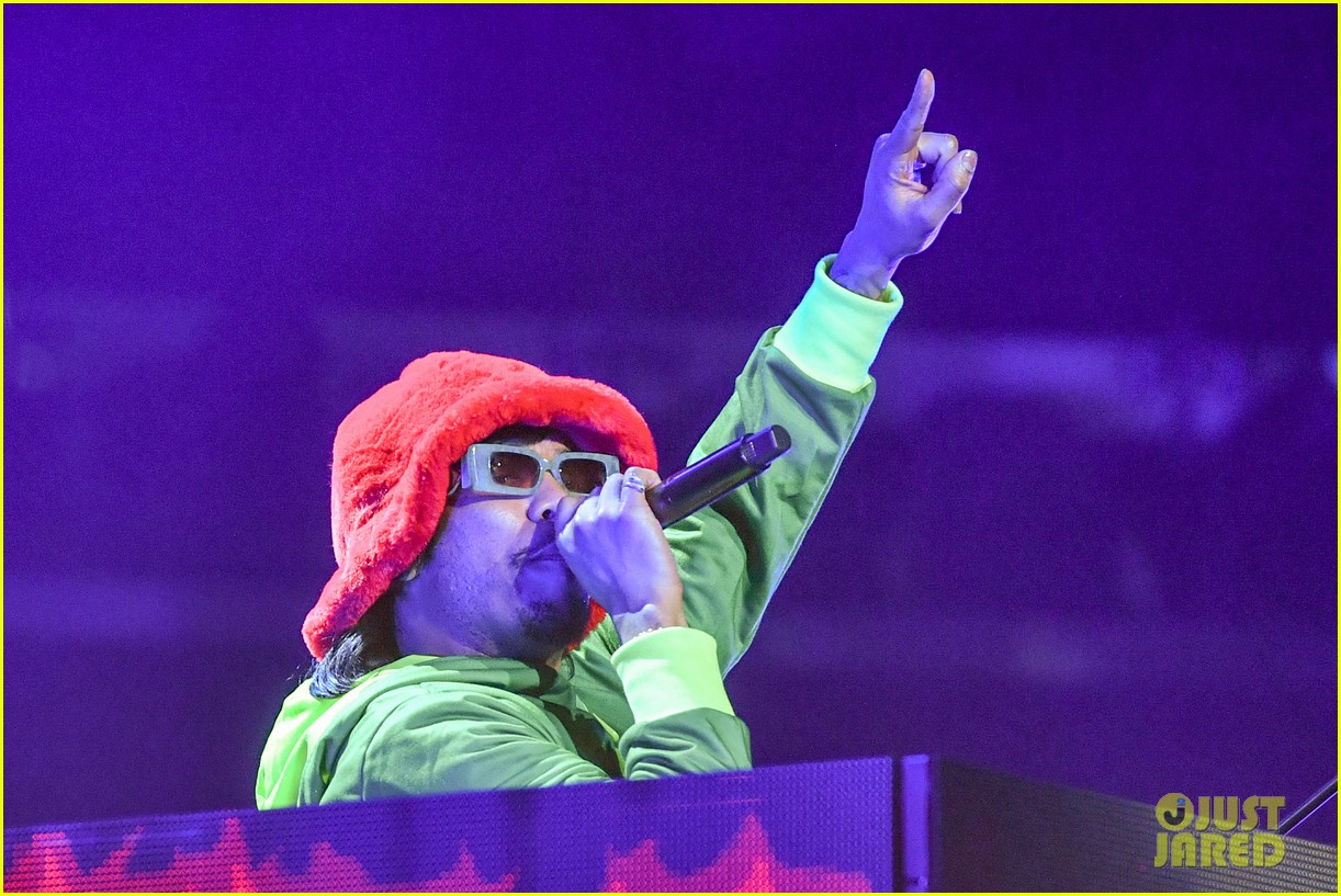 Anderson .Paak Brings Out Flavor Flav for Surprise Performance at Super