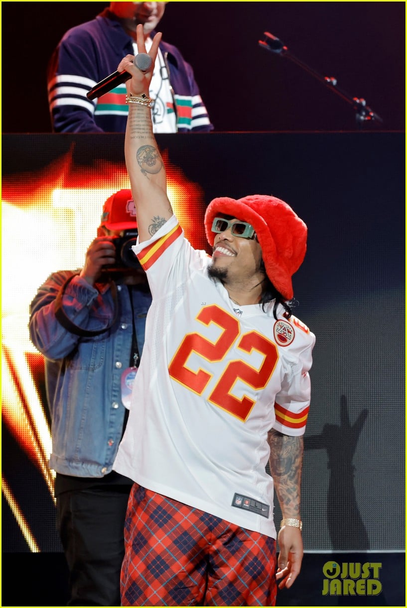 Anderson .Paak Brings Out Flavor Flav for Surprise Performance at Super