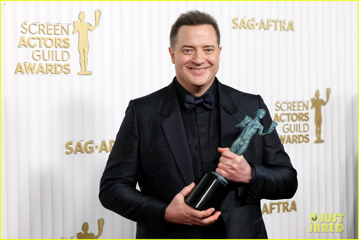 Brendan Fraser Gets Emotional While Accepting Best Actor Award for 'The