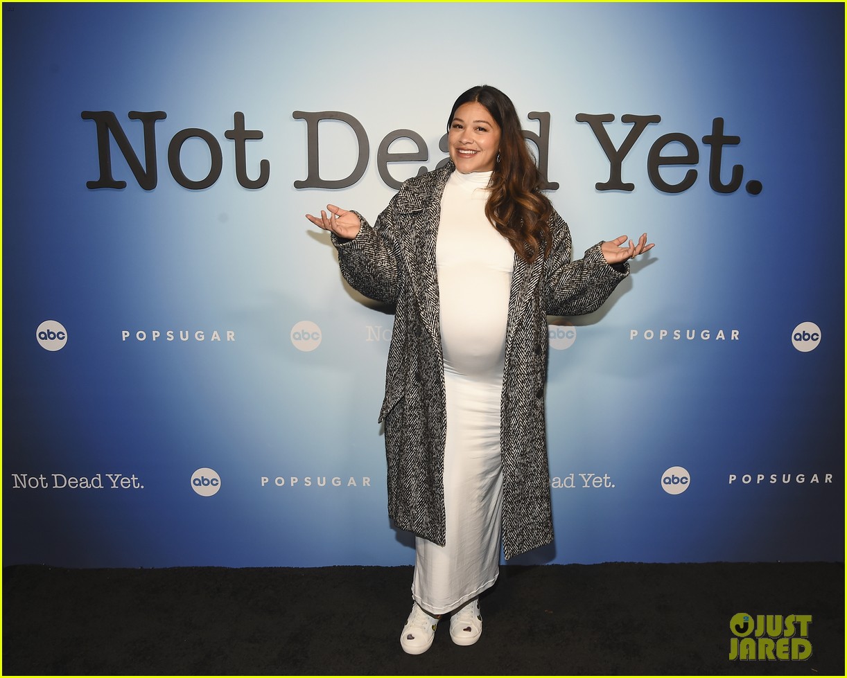 Photo gina rodriguez still preg not dead yet costars abc premiere 10