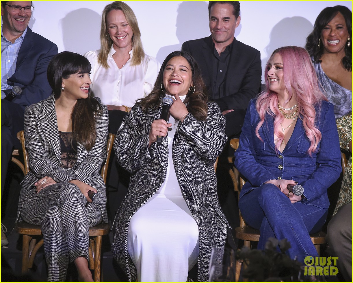 Photo gina rodriguez still preg not dead yet costars abc premiere 12