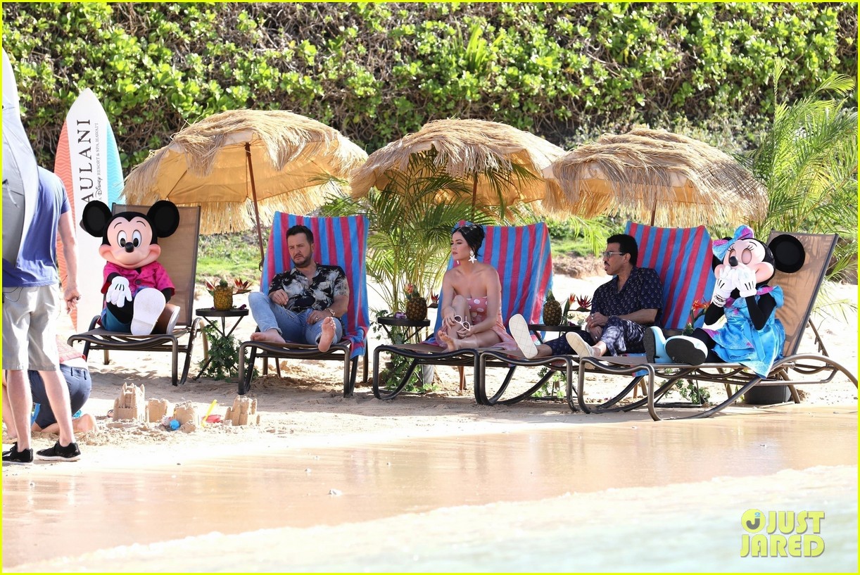 Photo american idol crew hawaii 091 Photo 4895907 Just Jared