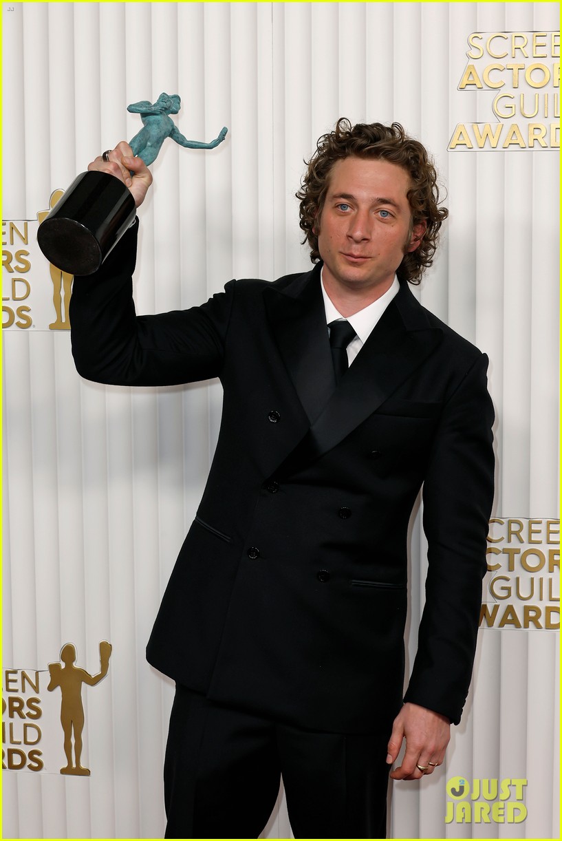 Photo jeremy allen white wins for the bear at sag awards 31 Photo