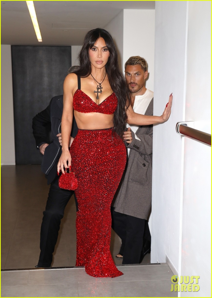 Kim Kardashian Sizzles in Red Bedazzled Crop Top & Matching Skirt for Dolce  & Gabbana Show in Milan: Photo 4899201 | J Balvin, Kim Kardashian, Michele  Morrone, Valentina Ferrer Photos | Just