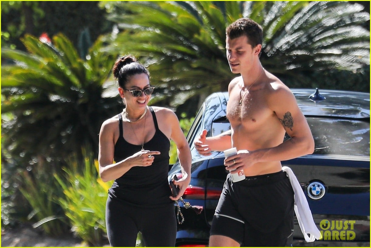 Photo shawn mendes shirtless hike with jocelyne miranda 11 Photo