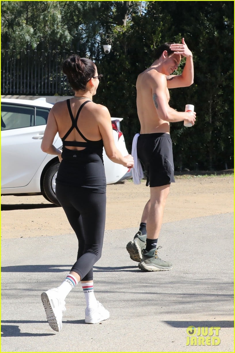 Photo shawn mendes shirtless hike with jocelyne miranda 28 Photo