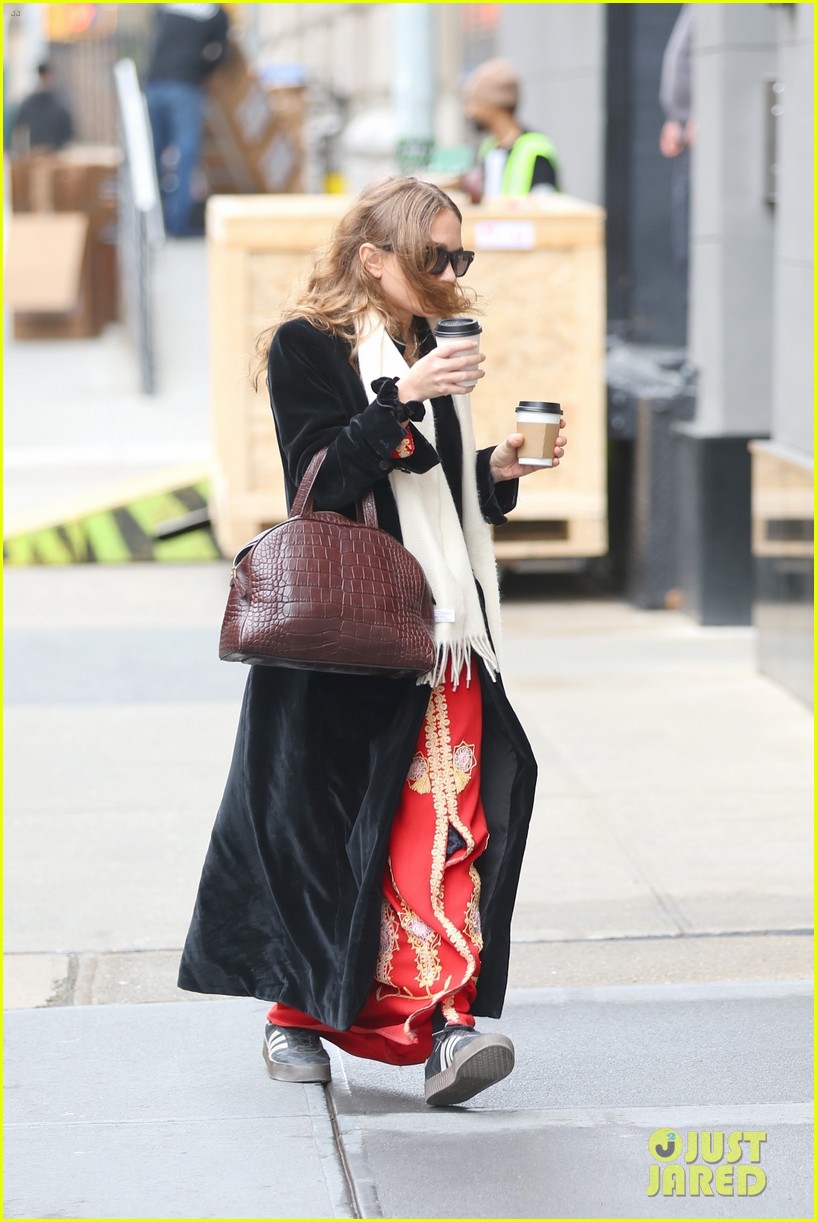 Mary-Kate & Ashley Olsen Head Out on Coffee Run Before Work in NYC ...
