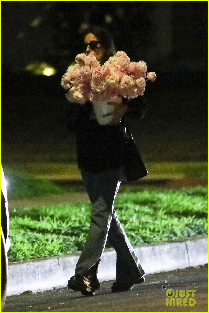 Brad Pitt Sent Girlfriend Ines de Ramon Flowers on Valentine's Day(01)