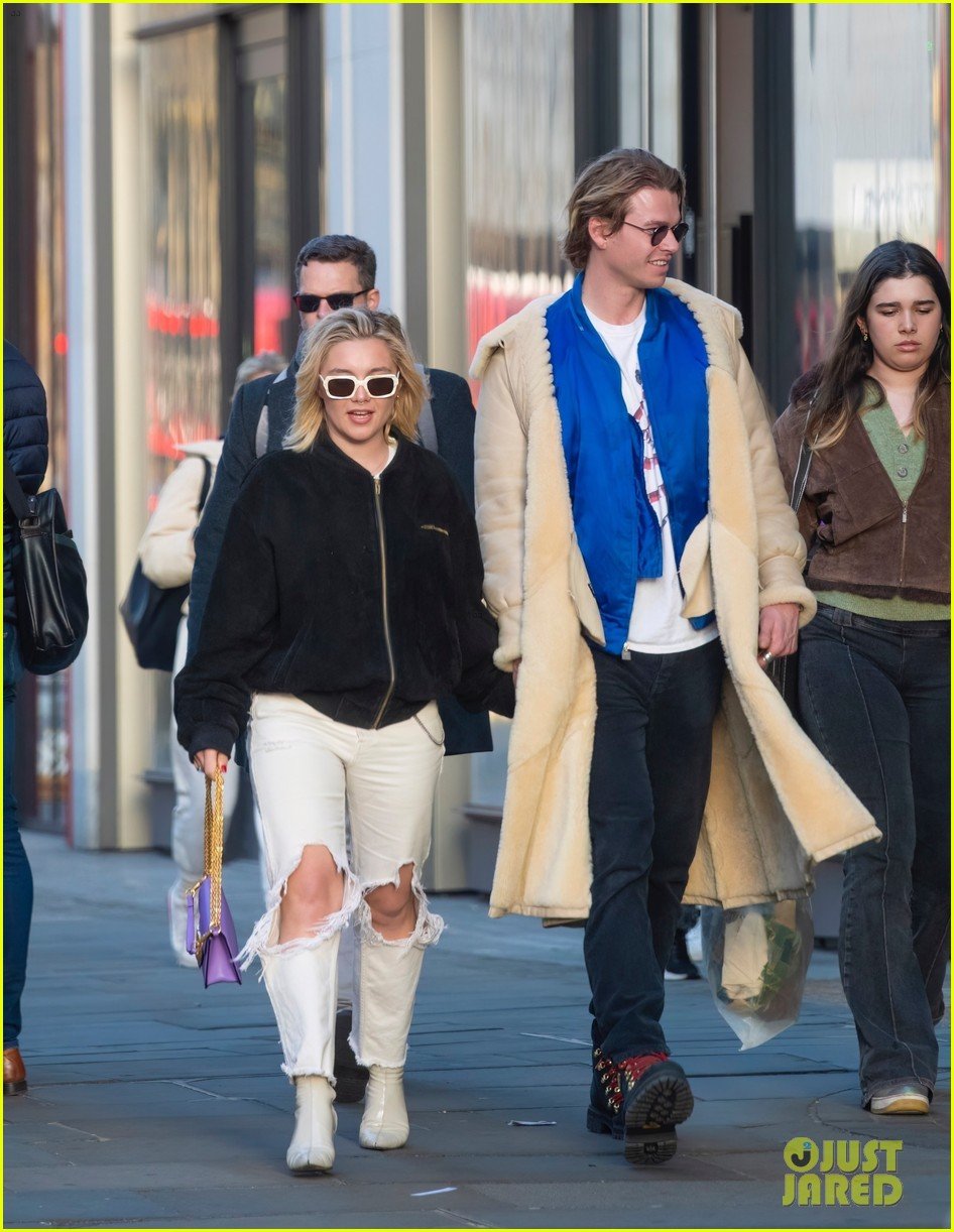 Photo: florence pugh charlie gooch family outing london 31 | Photo