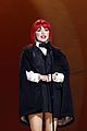 shania twain gets wendys hayley wms more comparisons grammys look 01