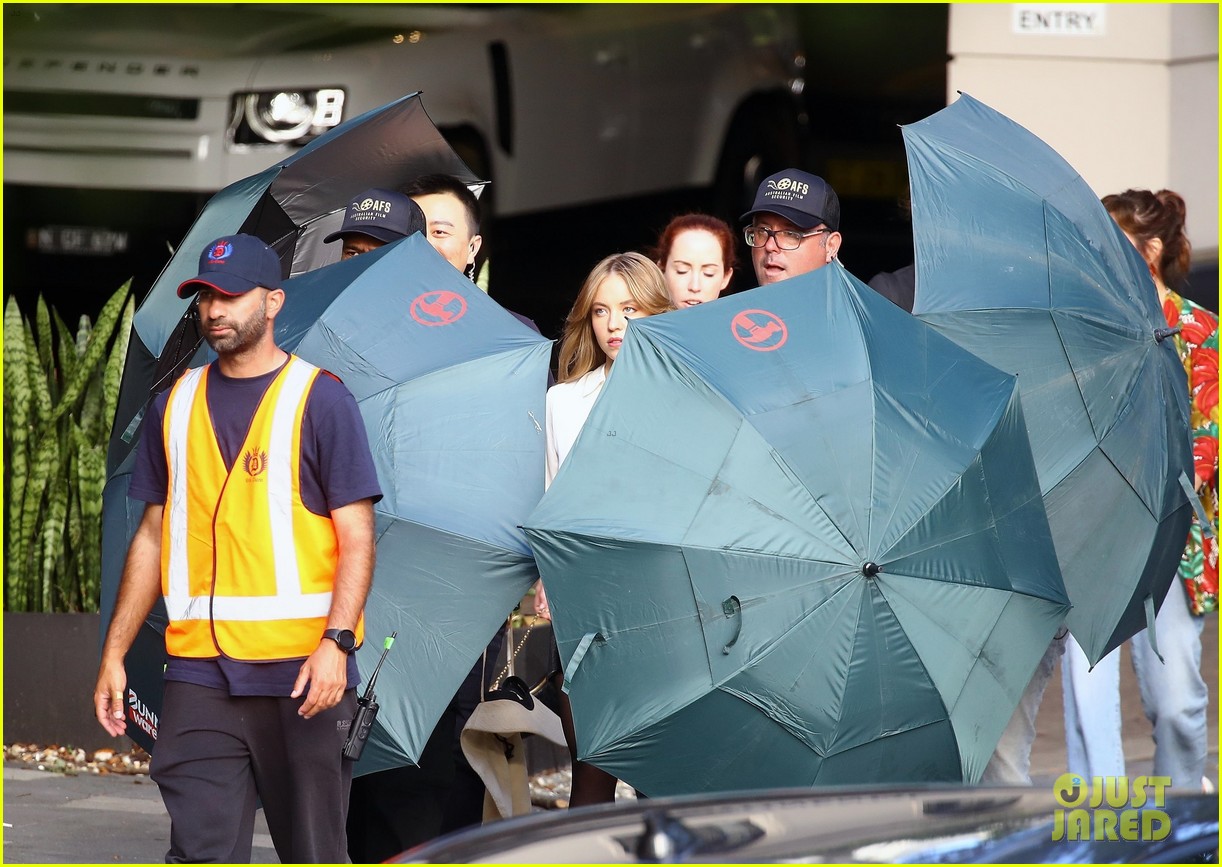 Photo sydney sweeney umbrellas cover look sydney project 25 Photo