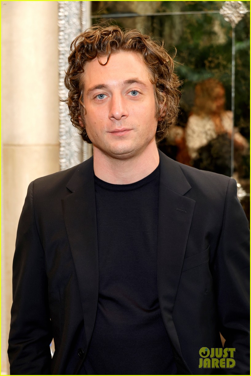 jeremy allen white reacts to fans thirsting over him 034895124