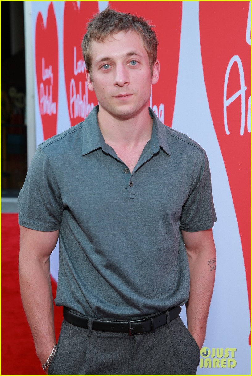 jeremy allen white reacts to fans thirsting over him 074895128