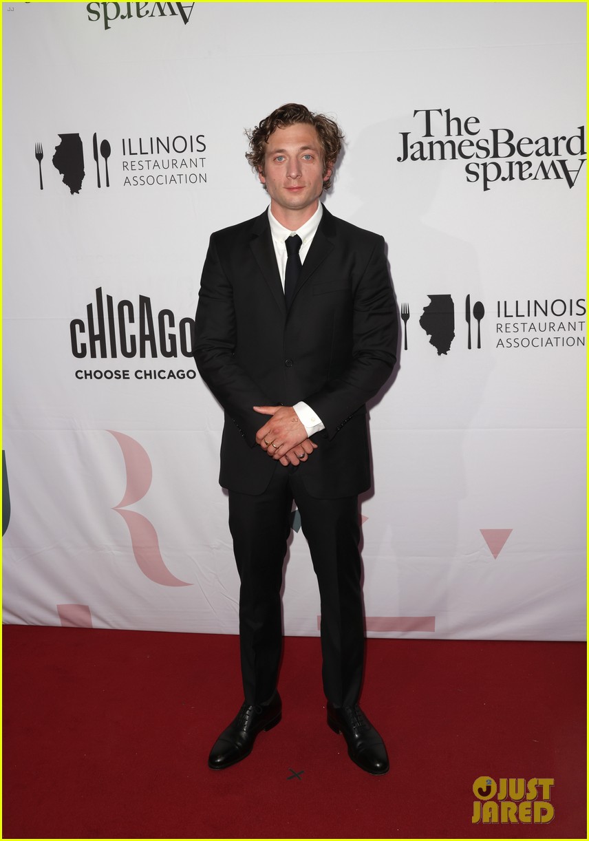 jeremy allen white reacts to fans thirsting over him 084895129