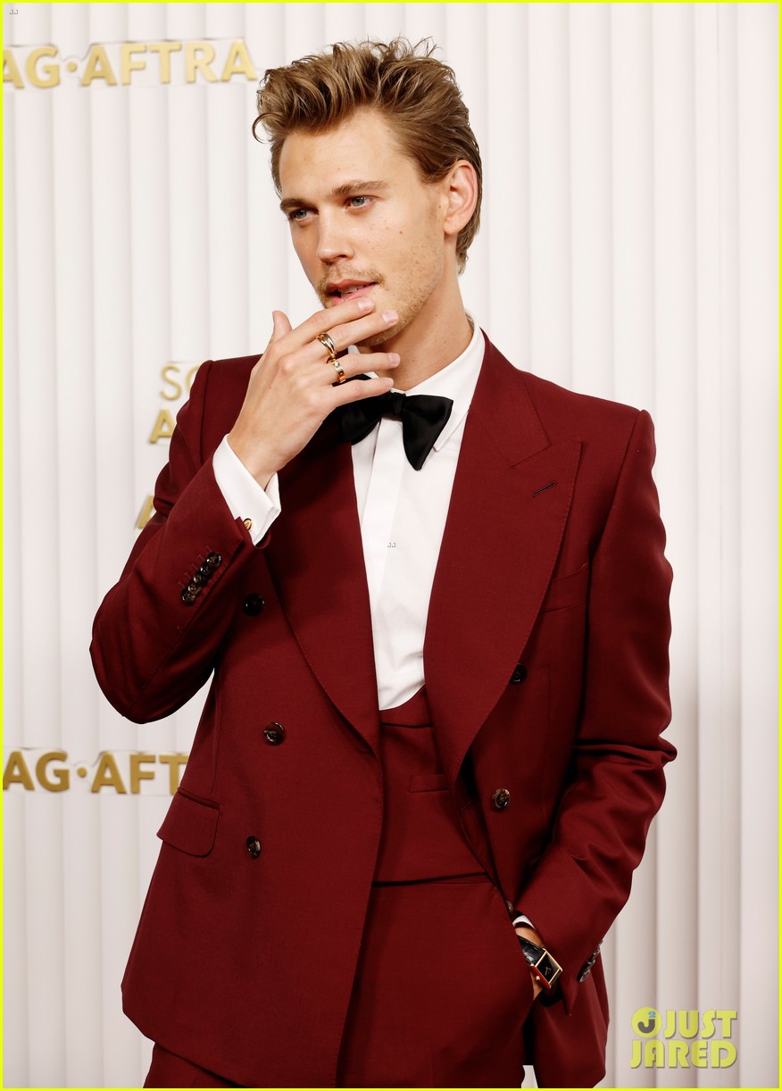 Zendaya Changes Into Second Dress at SAG Awards 2023, Hangs Out with