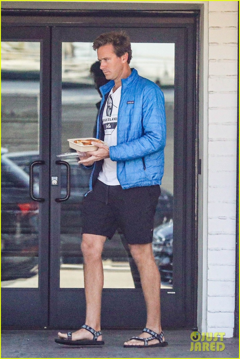 Photo armie hammer candids good spirits 03 Photo 4902883 Just Jared