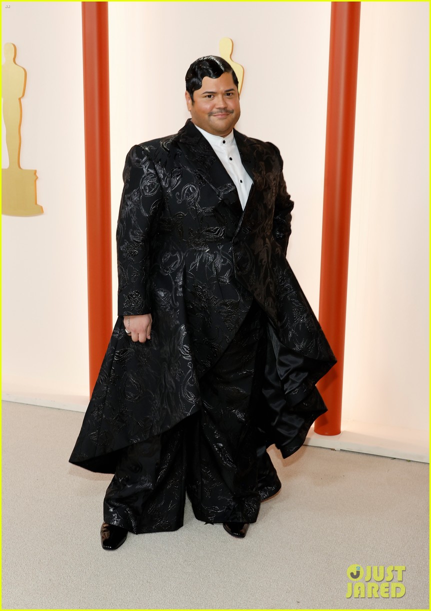 Puss in Boots' Antonio Banderas Walks Oscars 2023 Red Carpet with