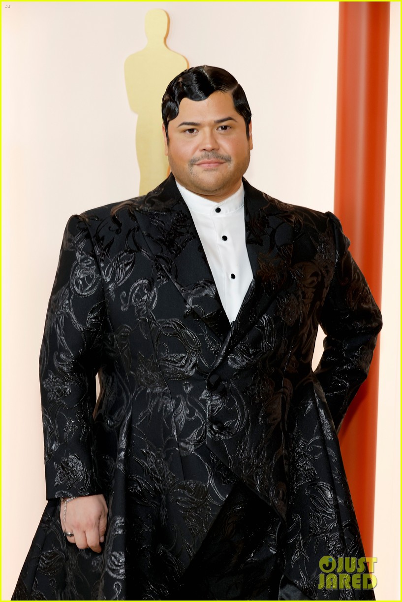 Puss in Boots' Antonio Banderas Walks Oscars 2023 Red Carpet with