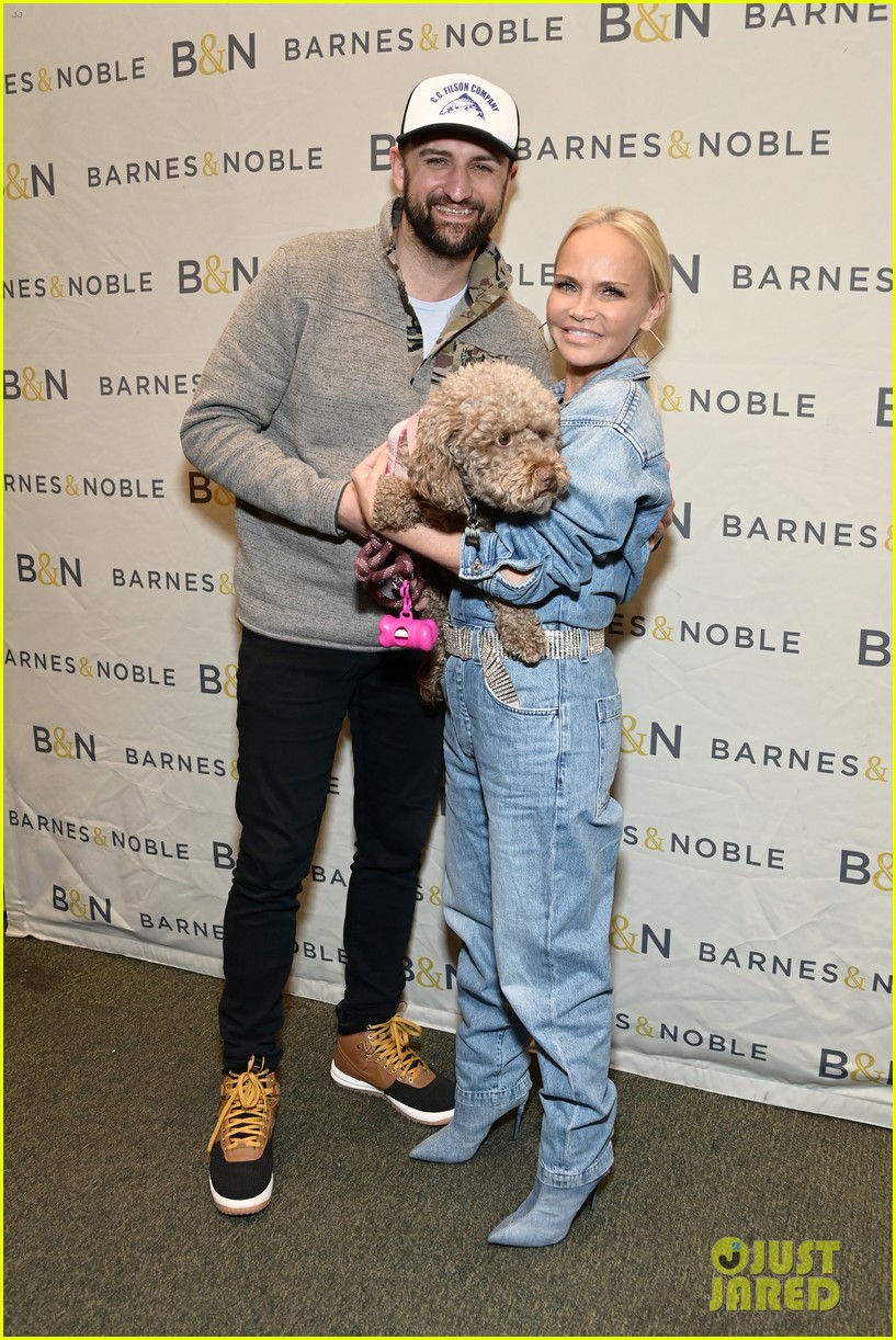 Photo kristin chenoweth book signing 03 Photo 4904611 Just Jared