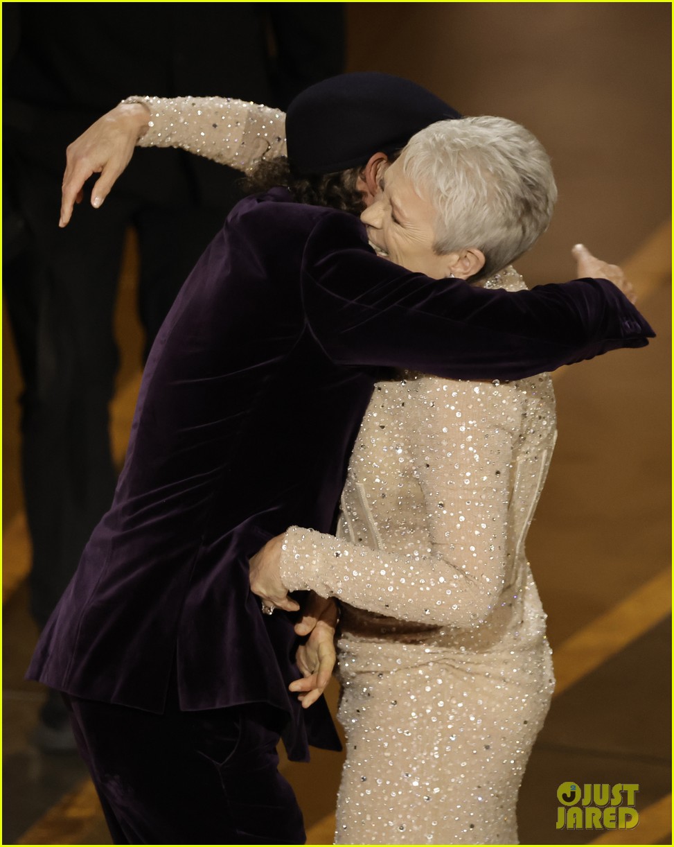 Jamie Lee Curtis Wins Best Supporting Actress at Oscars 2023! Photo