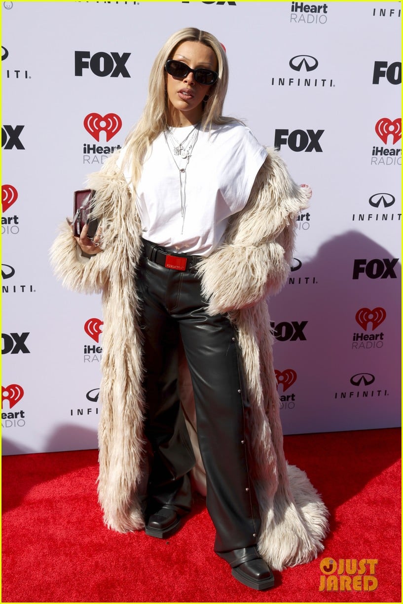 Doja Cat Picks Up First Award of the Night at iHeartRadio Music Awards