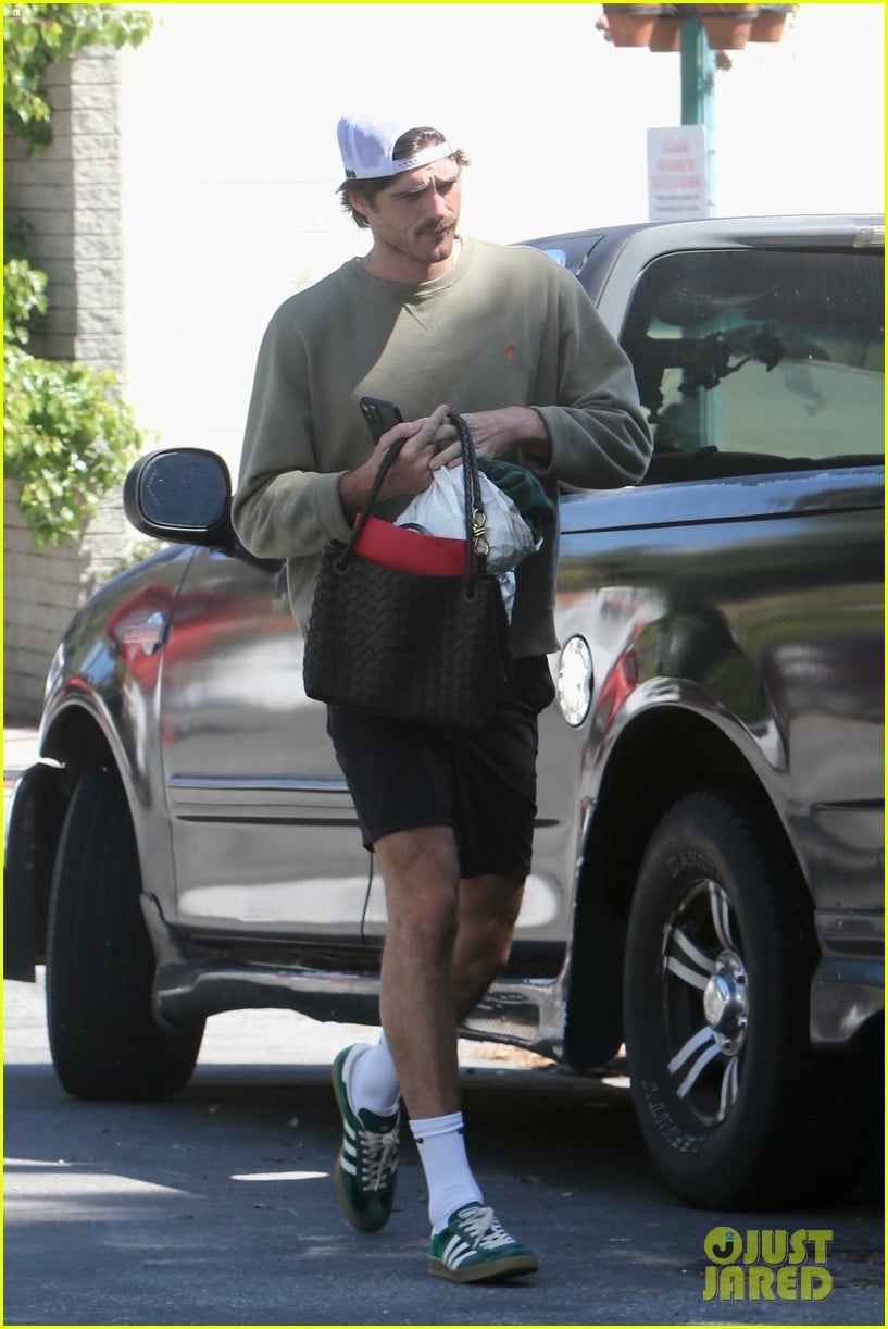 Jacob Elordi Picks Up His Amazon Orders While Out in Los Feliz: Photo