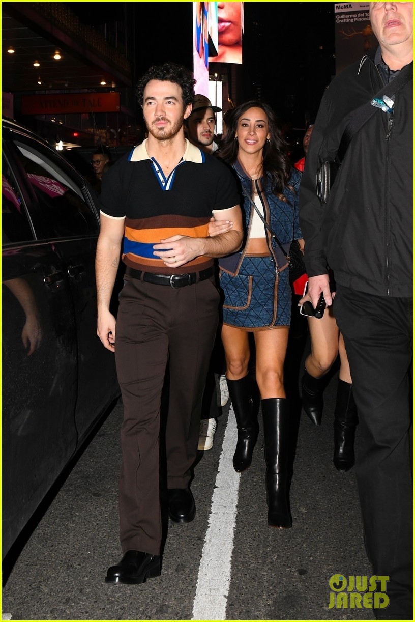 jonas brothers wives leave theater 024910248