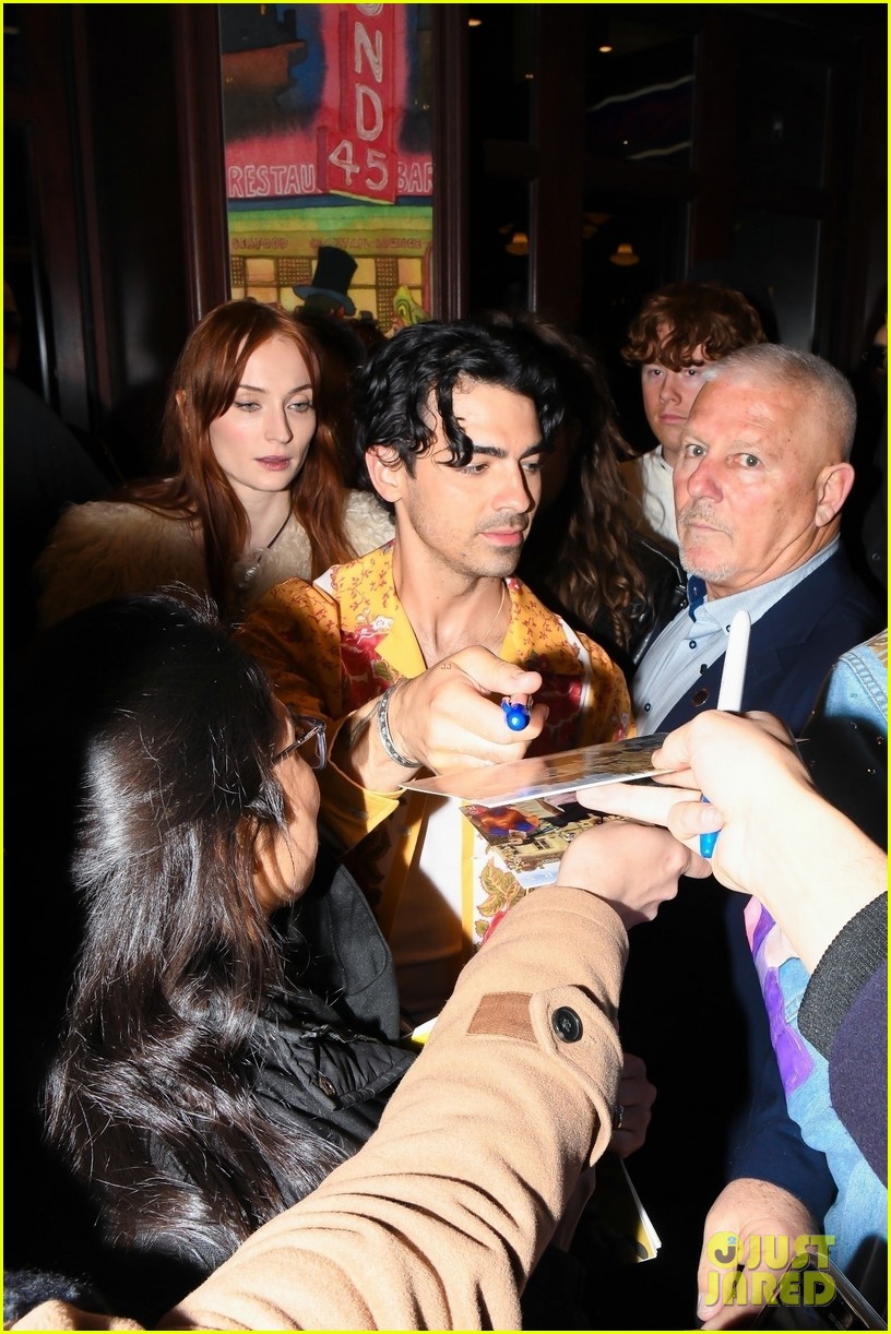 jonas brothers wives leave theater 034910249