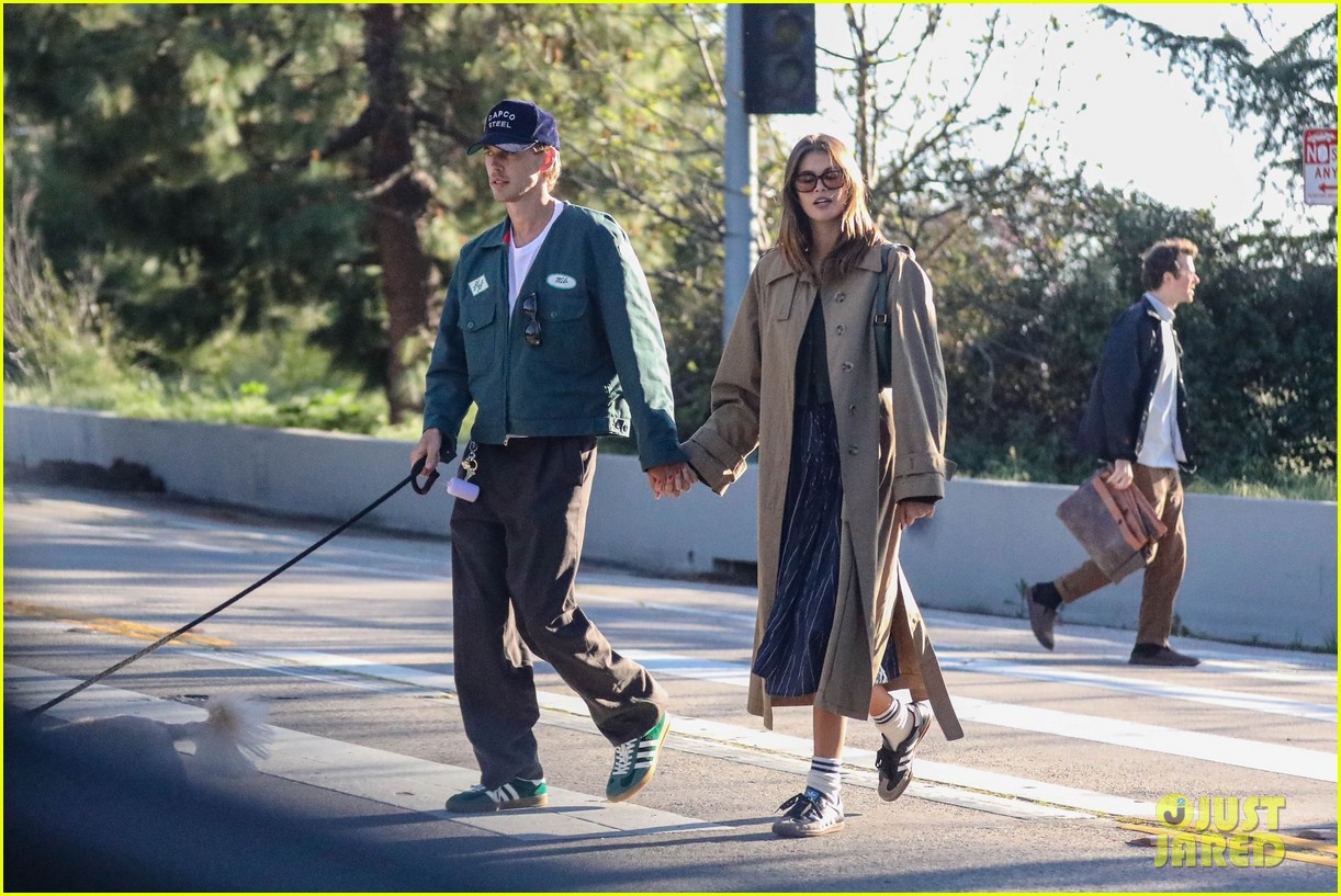 Photo: kaia gerber austin butler hold hands dog walk yoga class 20