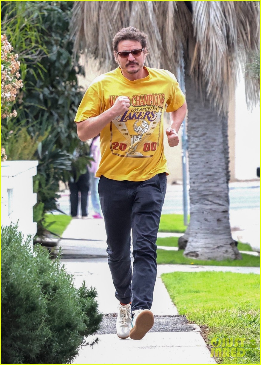 Pedro Pascal Hurries to His Car While Out Running Errands: Photo ...