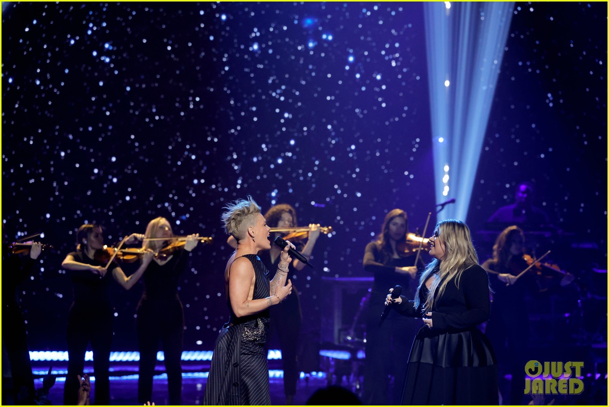 Pink Joins Kelly Clarkson Onstage to Belt Out 'Just Give Me a Reason