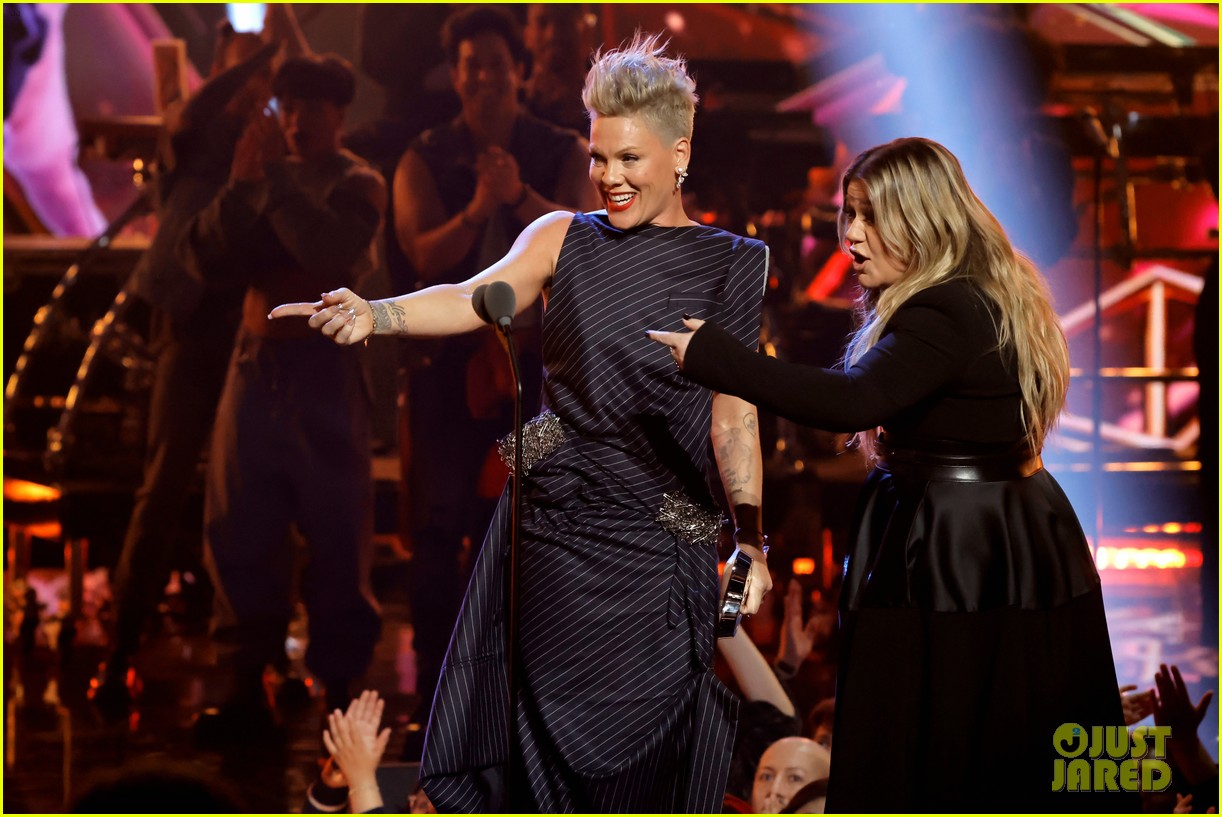 Pink Joins Kelly Clarkson Onstage to Belt Out 'Just Give Me a Reason(01)