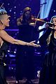 pink kelly clarkson duet iheartradio music awards 005