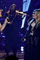 pink kelly clarkson duet iheartradio music awards 006